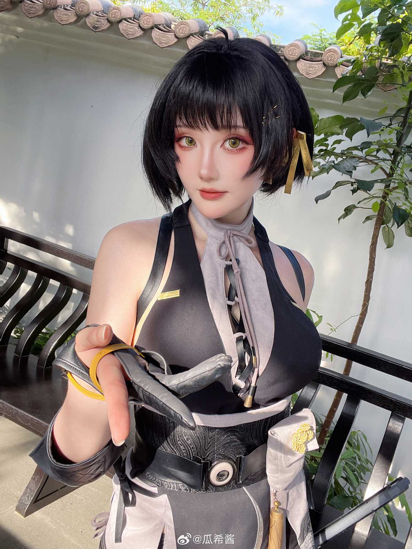 瓜希酱《鸣潮 漂泊者》:庭院光影里的清冷锋芒与利落美感插图2 瓜希酱《鸣潮 漂泊者》:庭院光影里的清冷锋芒与利落美感
