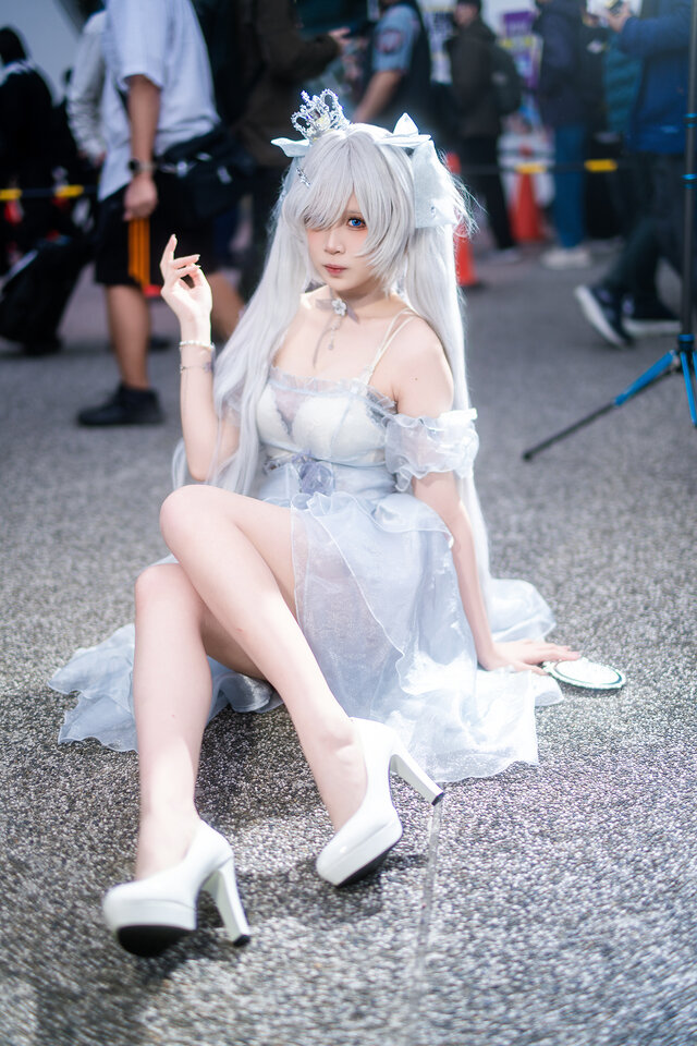 黒川cowcow妮姬灰姑娘COS:梦幻水晶礼裙,童话感直接拉满 黒川cowcow妮姬灰姑娘COS:梦幻水晶礼裙,童话感直接拉满