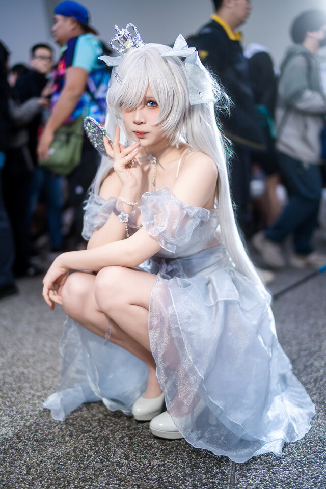 黒川cowcow妮姬灰姑娘COS:梦幻水晶礼裙,童话感直接拉满 黒川cowcow妮姬灰姑娘COS:梦幻水晶礼裙,童话感直接拉满