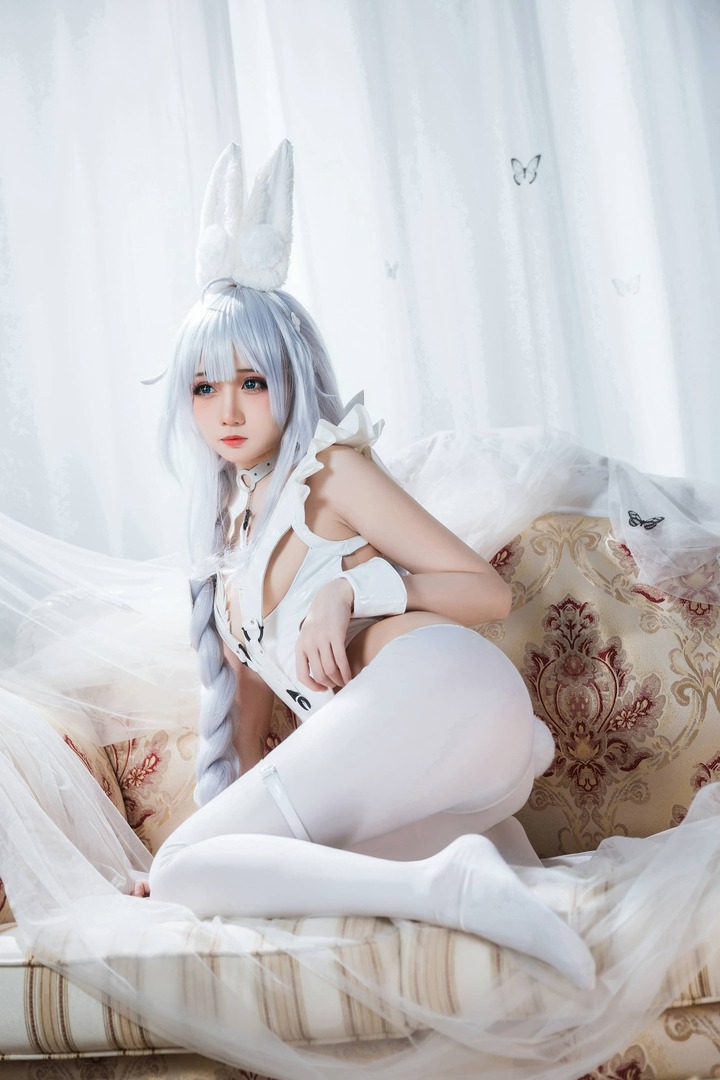碧蓝航线兔子恶毒COS：焖焖碳演绎冷白梦境中的慵懒少女感