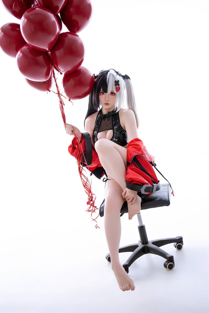 星之迟迟安魂曲同人版COS:红黑白美学演绎冷艳与俏皮并存 星之迟迟安魂曲同人版COS:红黑白美学演绎冷艳与俏皮并存