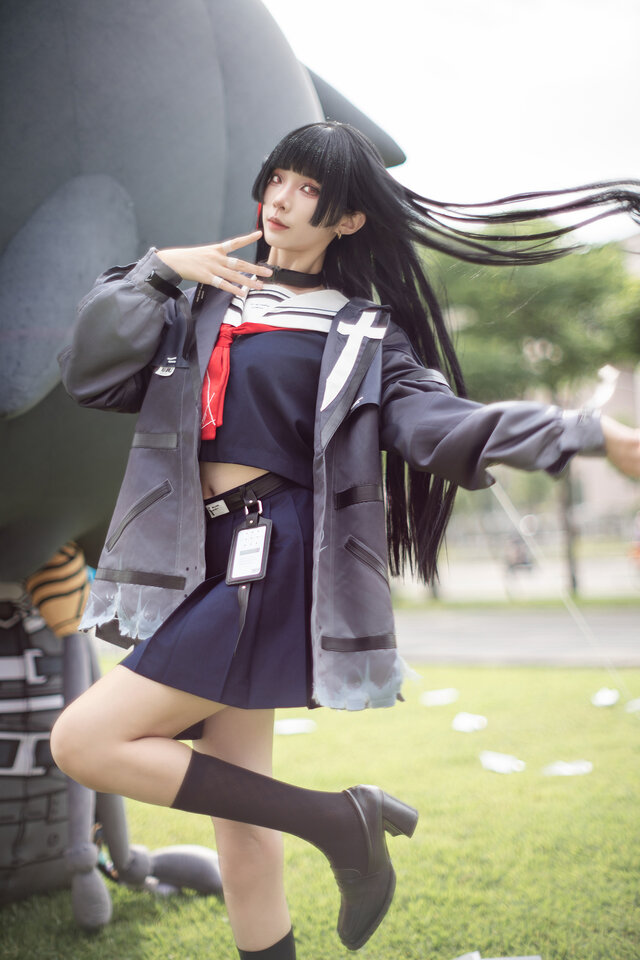 四巫日モミ朽叶千咲cos赏析:黑白红水手服演绎冷感少女魅力 四巫日モミ朽叶千咲cos赏析:黑白红水手服演绎冷感少女魅力