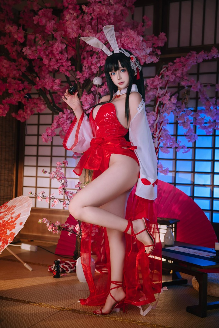 碧蓝航线大山COS赏析：日奈娇兔女郎造型展现角色优雅魅力