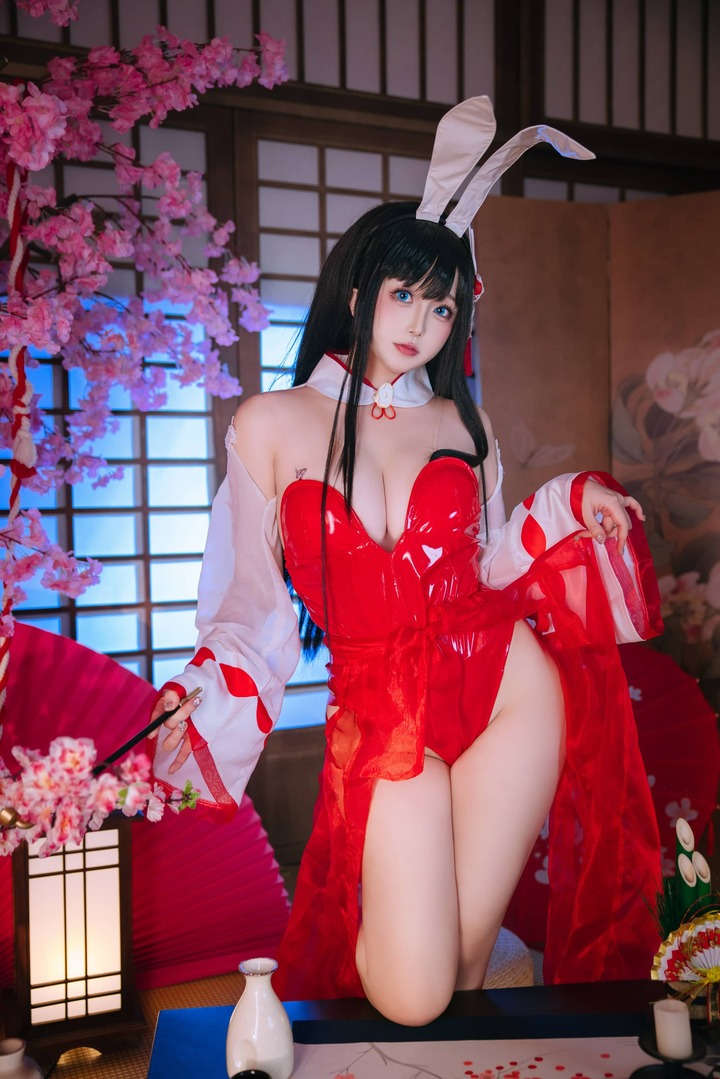 碧蓝航线大山COS赏析：日奈娇兔女郎造型展现角色优雅魅力
