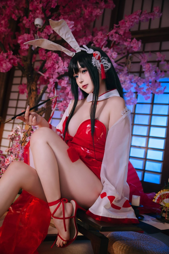 碧蓝航线大山COS赏析：日奈娇兔女郎造型展现角色优雅魅力