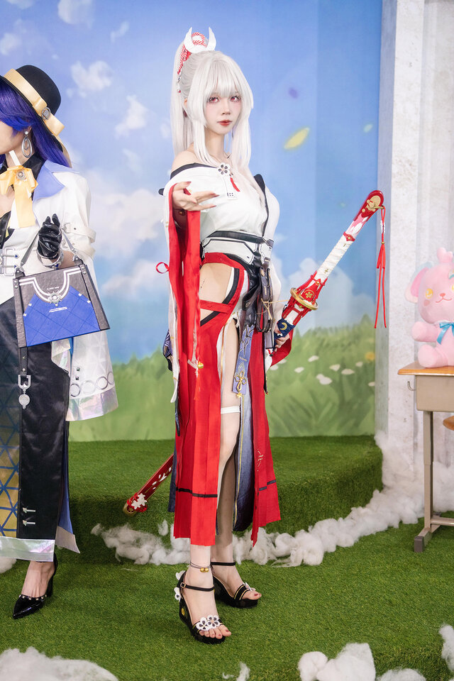 xuan阿璇绯雪COS：化身白衣绯刃，以东方美学诠释角色魅力