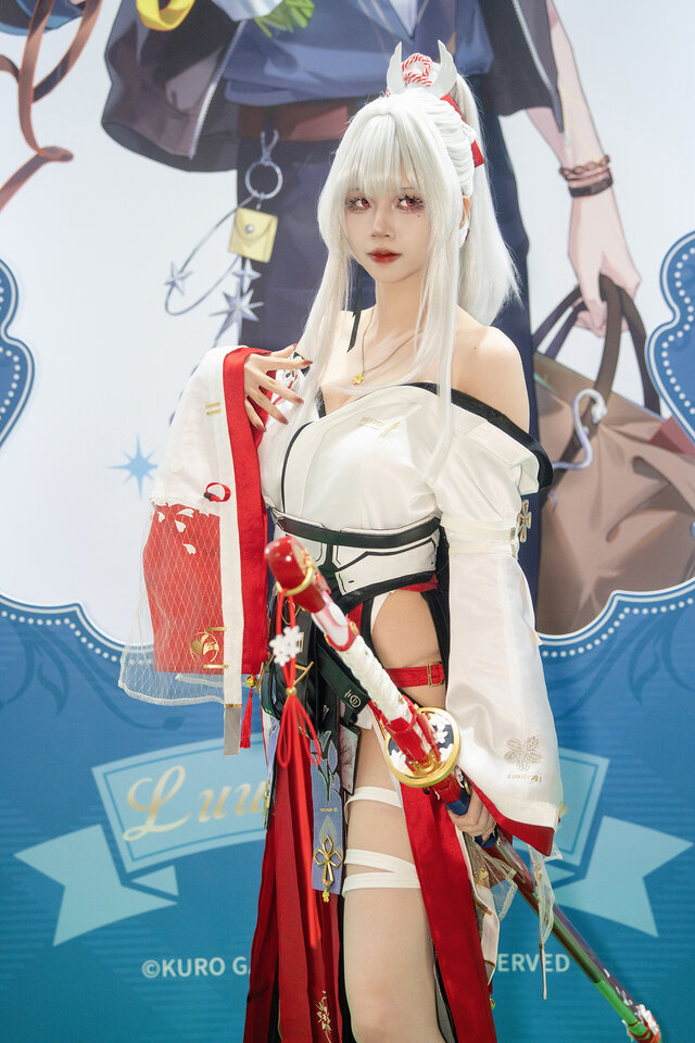 xuan阿璇绯雪COS：化身白衣绯刃，以东方美学诠释角色魅力