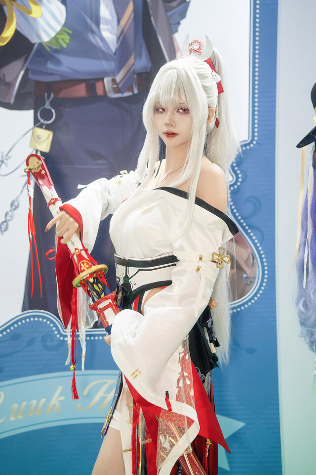 xuan阿璇绯雪COS：化身白衣绯刃，以东方美学诠释角色魅力