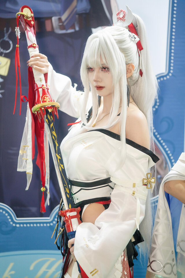 xuan阿璇绯雪COS：化身白衣绯刃，以东方美学诠释角色魅力