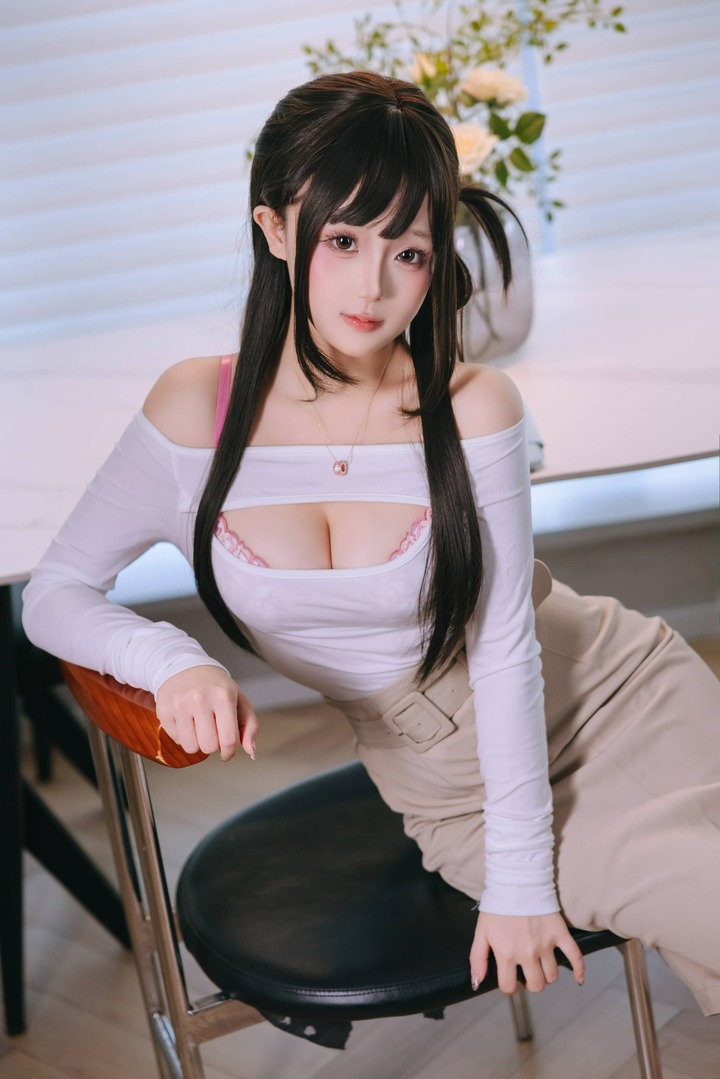 日奈娇上门家教COS：温柔女家教形象的知性魅力与角色表达