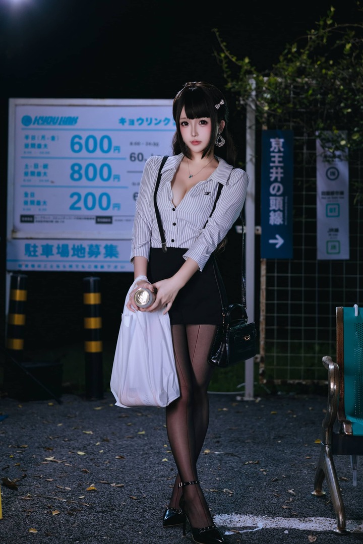 下班的OL日奈娇COS：日系办公室女郎演绎都市女性独特魅力