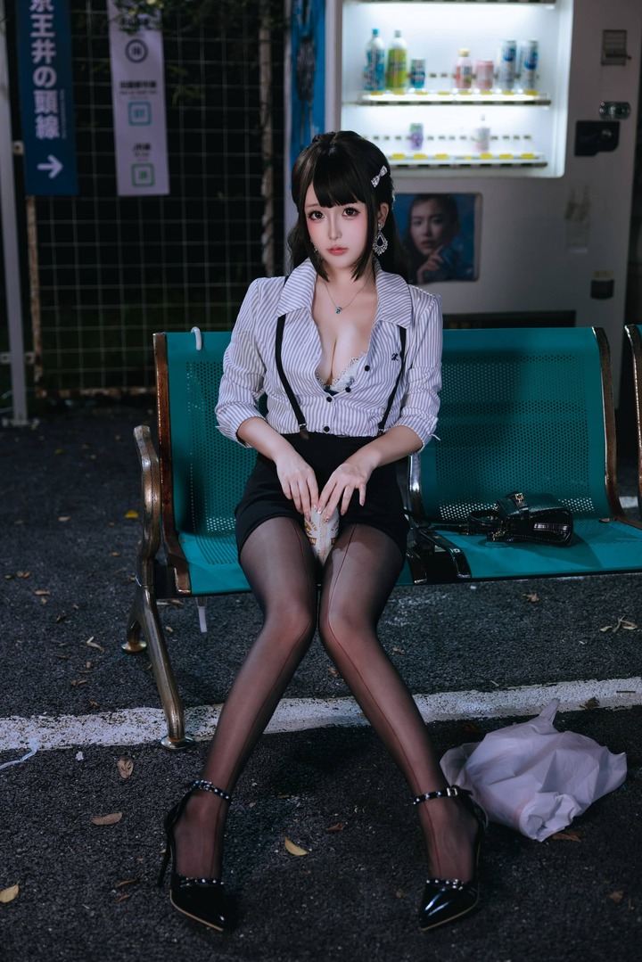 下班的OL日奈娇COS：日系办公室女郎演绎都市女性独特魅力