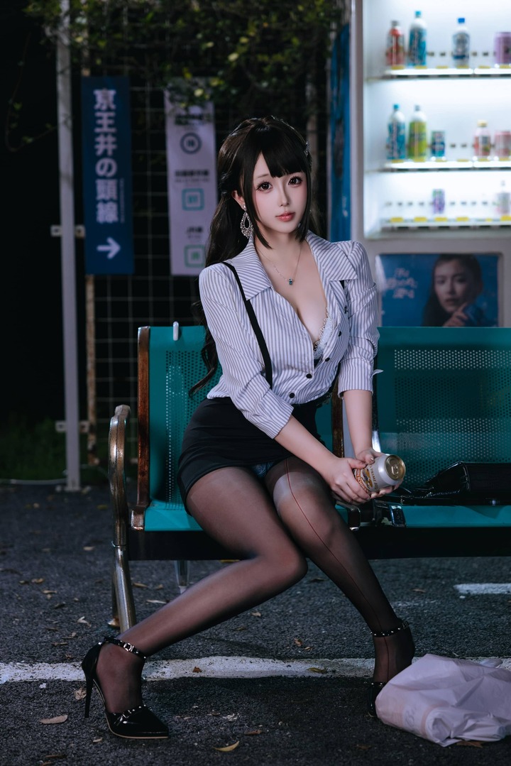 下班的OL日奈娇COS：日系办公室女郎演绎都市女性独特魅力