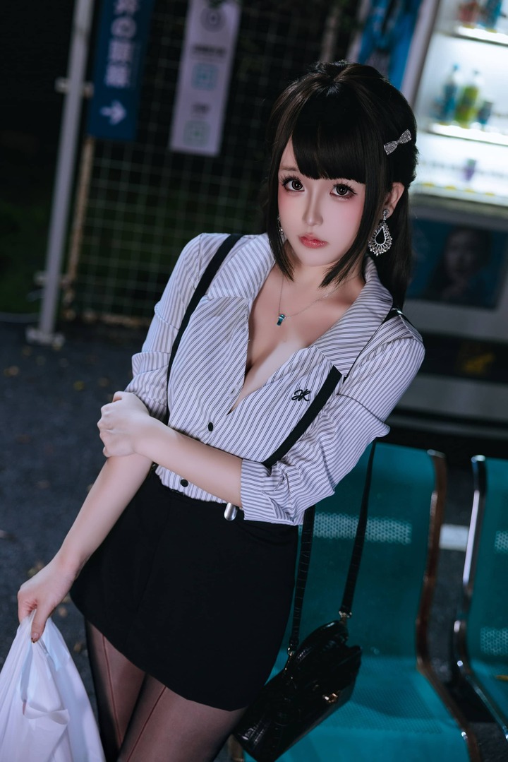 下班的OL日奈娇COS：日系办公室女郎演绎都市女性独特魅力
