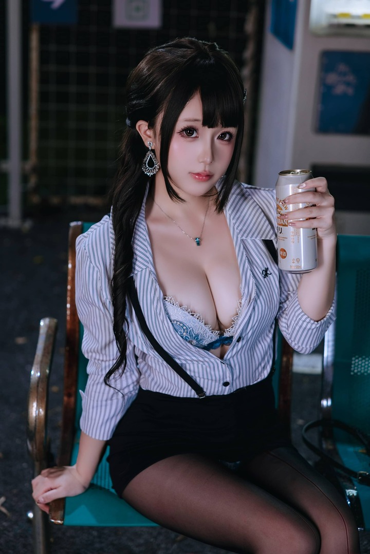 下班的OL日奈娇COS：日系办公室女郎演绎都市女性独特魅力