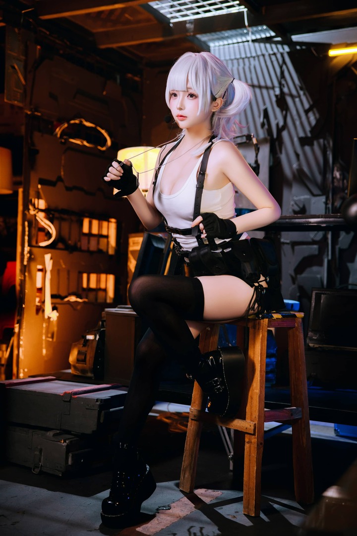 日奈娇女特工cos：热裤版特工造型展现冷酷与灵动的双重魅力