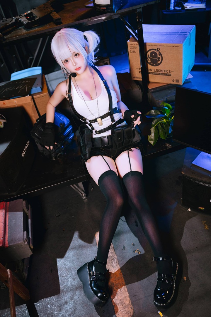 日奈娇女特工cos：热裤版特工造型展现冷酷与灵动的双重魅力