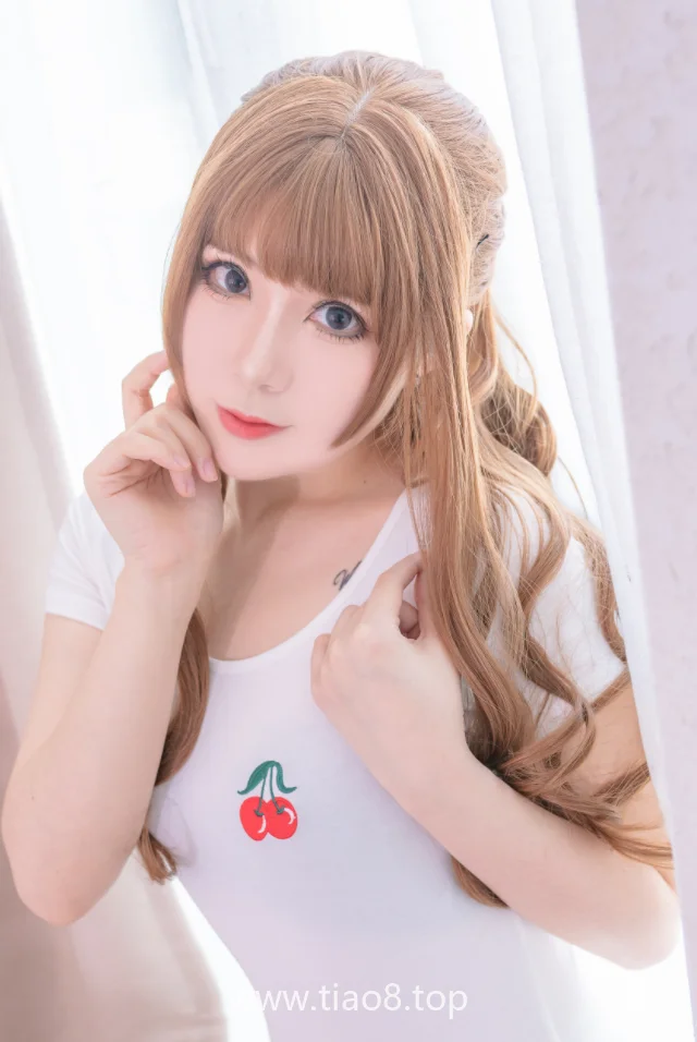 羊大真人的白色樱桃体操服cos写真第1张 羊大真人的白色樱桃体操服就34张图,半蹲在浴缸里拍得挺俏