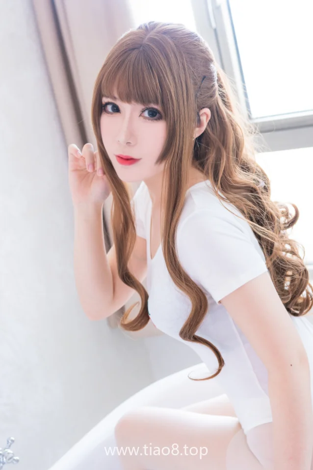 羊大真人的白色樱桃体操服cos写真第3张 羊大真人的白色樱桃体操服就34张图,半蹲在浴缸里拍得挺俏