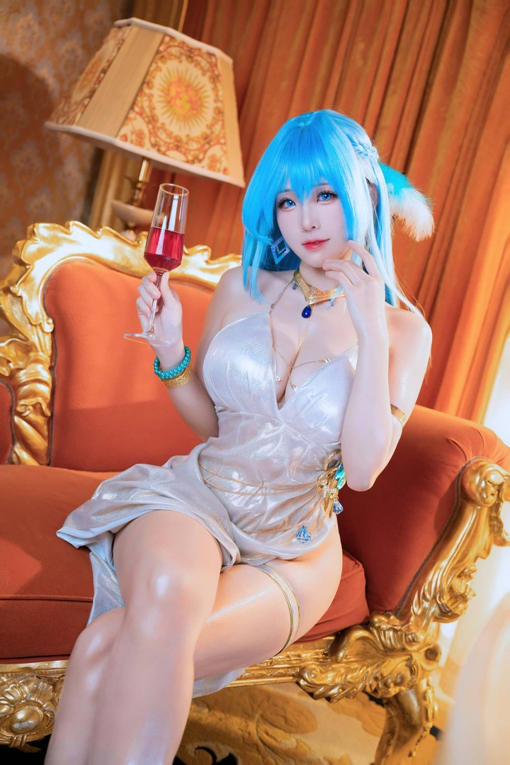 胜利女神海伦礼服COS:miko酱ww演绎成熟优雅的蓝发舰长 胜利女神海伦礼服COS:miko酱ww演绎成熟优雅的蓝发舰长