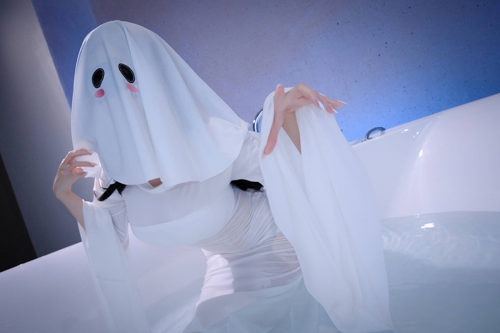 miko酱ww蓝夜幽灵来访COS:演绎白色礼服下俏皮幽灵少女 miko酱ww蓝夜幽灵来访COS:演绎白色礼服下俏皮幽灵少女