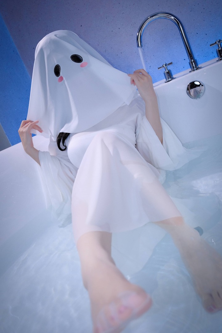 miko酱ww蓝夜幽灵来访COS:演绎白色礼服下俏皮幽灵少女 miko酱ww蓝夜幽灵来访COS:演绎白色礼服下俏皮幽灵少女