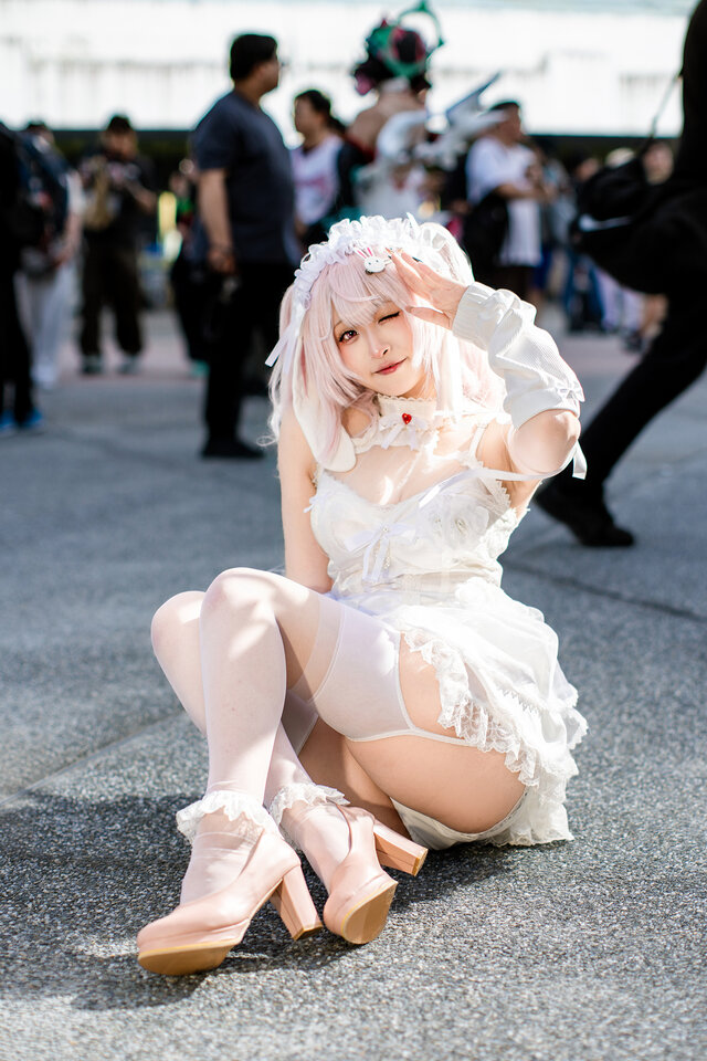 半眠Snowy爱丽丝COS：胜利女神纯白梦境里的俏皮兔系少女