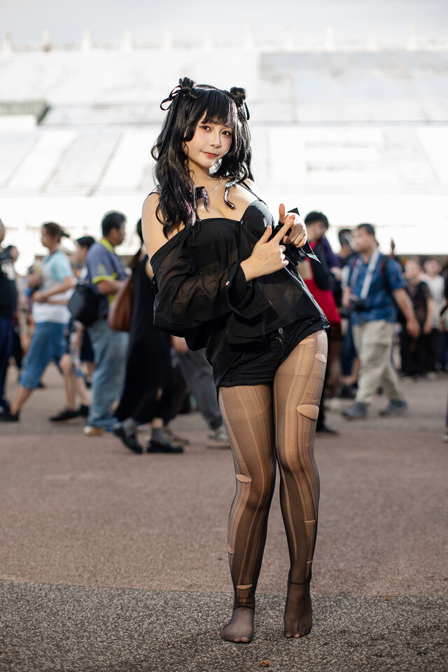 台湾coser Tsuru鶴葵亮相PF44:黑色露肩造型演绎个性时尚感 台湾coser Tsuru鶴葵亮相PF44:黑色露肩造型演绎个性时尚感