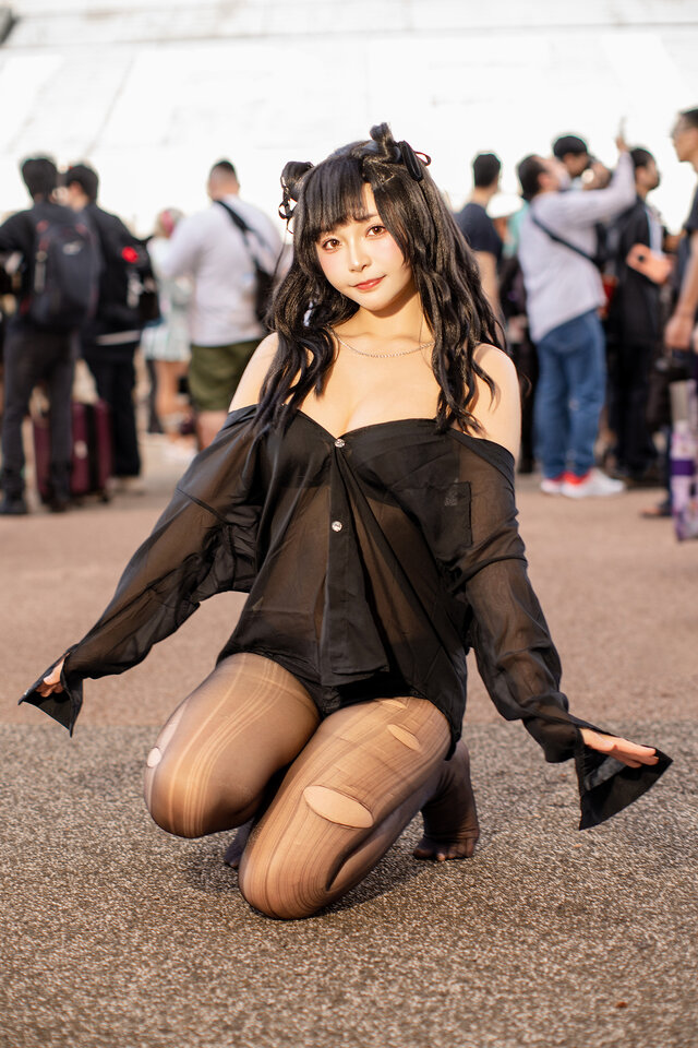 台湾coser Tsuru鶴葵亮相PF44:黑色露肩造型演绎个性时尚感 台湾coser Tsuru鶴葵亮相PF44:黑色露肩造型演绎个性时尚感