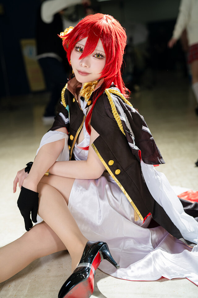 Mitamaru星穹铁道姬子cos:知性红发与高开叉礼服美翻全场 Mitamaru星穹铁道姬子cos:知性红发与高开叉礼服美翻全场