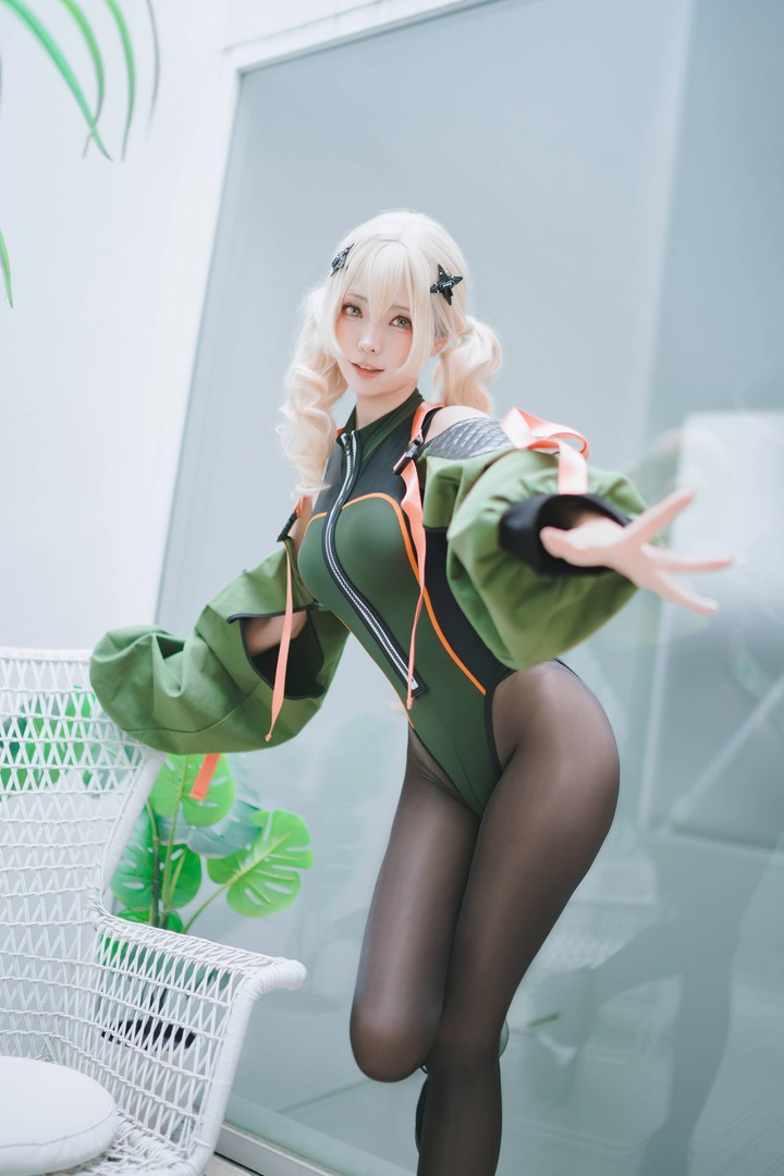 原创也能惊艳出圈！ElyEE子鳄鱼警cos展现机能风泳装新魅力