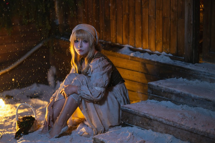 yuuhui玉汇卖火柴的小女孩COS：演绎冬夜风雪中的微光童话