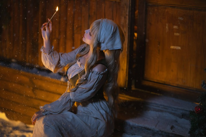 yuuhui玉汇卖火柴的小女孩COS：演绎冬夜风雪中的微光童话