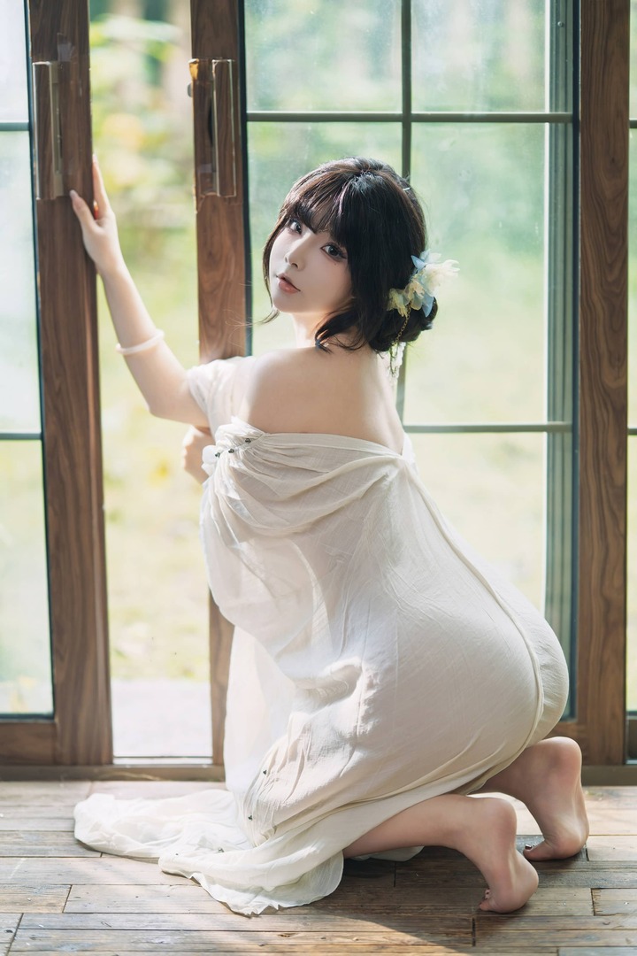 yuuhui玉汇春之歌素衣少女COS赏析:林间木屋里的春日诗意 yuuhui玉汇春之歌素衣少女COS赏析:林间木屋里的春日诗意