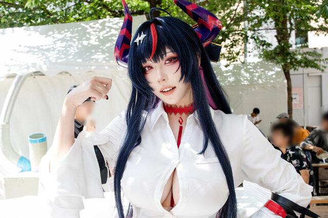 菌烨tako异环真红cos|紫红龙角搭配藏青长发帅气与俏皮兼具 菌烨tako异环真红cos|紫红龙角搭配藏青长发帅气与俏皮兼具
