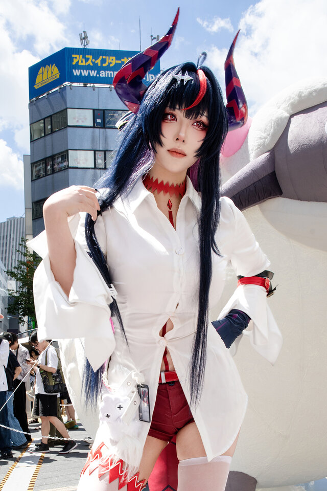 菌烨tako异环真红cos|紫红龙角搭配藏青长发帅气与俏皮兼具 菌烨tako异环真红cos|紫红龙角搭配藏青长发帅气与俏皮兼具