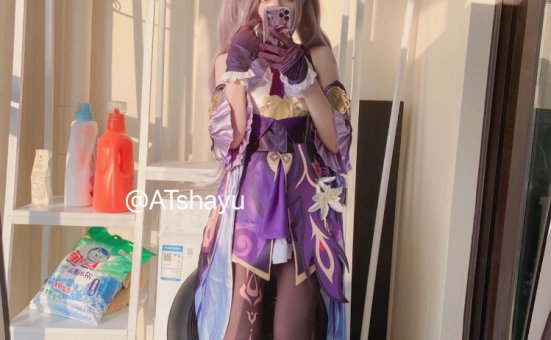 AT鲨小姐姐cos《刻晴》太可爱啦!在自家阳台上的造型让人心动不已!