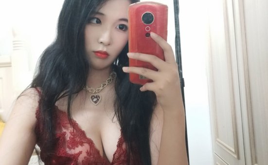 自拍达人轩萧学姐,《酒红色睡衣》自然美勾勒出别样韵味!