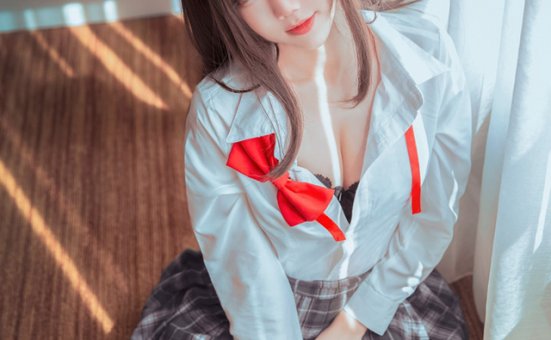 coser@Sally Dorasnow 变身性感“waifu”,令人难以移开视线