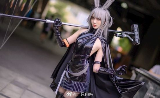 coser@一只冉呐在《明日方舟》中化身“五星近卫干员”暴行