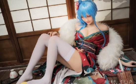 瓜希酱cos《碧蓝航线》圣路易斯,展现“雪下之饮”的漂亮与迷人