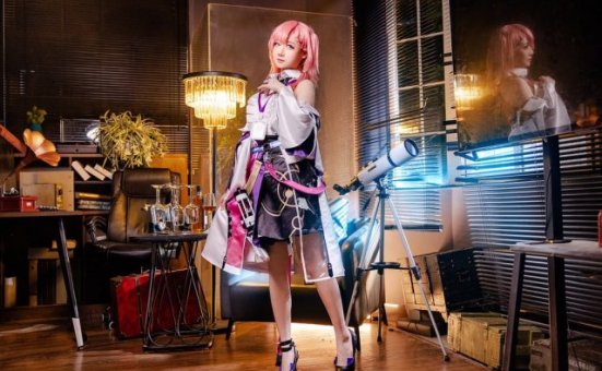 焖焖碳cos《崩坏:星穹铁道》艾丝妲,星空才子的绝妙展现