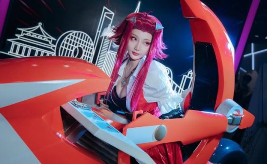 如月灰cos《游戏王5D’s》十六夜秋,酷炫再现角色魅力