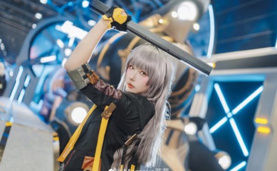 Momoko葵葵cos《崩坏:星穹铁道》开拓者·星,星辰闪耀英姿飒爽