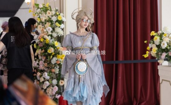 阿包也是兔娘cos《第五人格》艾玛·伍兹,演绎美丽可爱的园丁