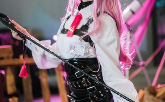 焖焖碳cos《胜利女神:妮姬》尤妮,魅力四射闪耀嘉年华