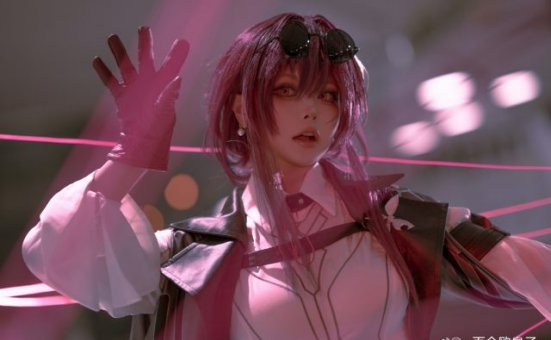 [崩坏：星穹铁道]w百合欧皇子w cos卡芙卡，绝美“卡妈”绽放性感魅力