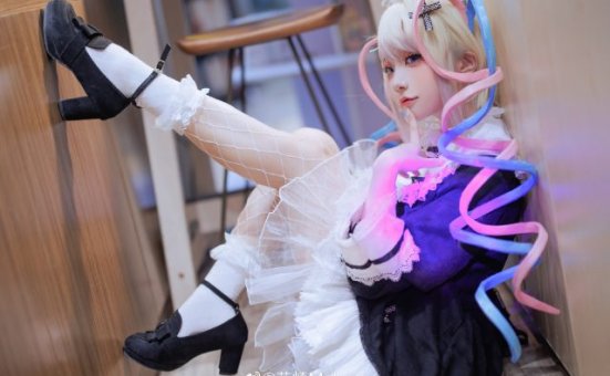 治愈系cosplay大秀:花崎Makura化身“糖糖”超天酱的可爱诱惑!