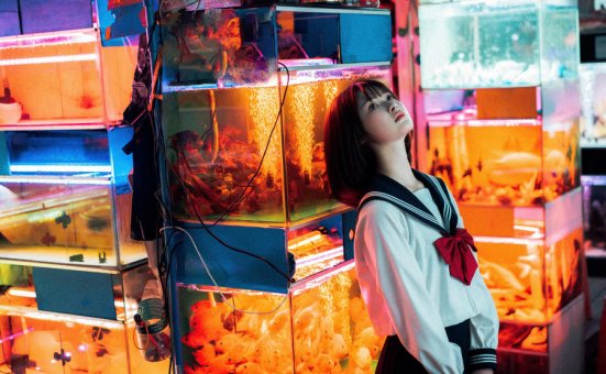 河豚抚子COS：穿越水族馆的美少女JK，镜头前的独特魅力