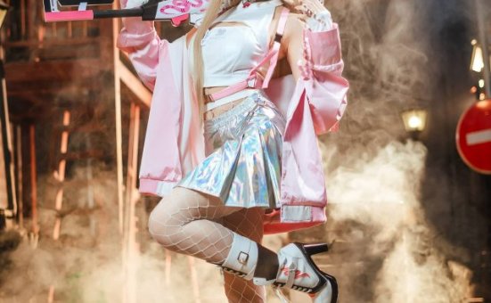 蜜汁猫裘《妮姬》毒蛇COS,完美再现火力型角色的魅力